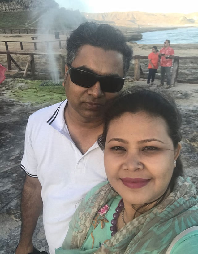 জীবনসঙ্গীর সঙ্গে লেখিকা। তাদের পেছনে একটা ব্লো হোল দেখা যাচ্ছে