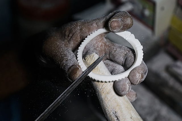 ভারত, শ্রীলঙ্কা থেকে আসা শঙ্খ কেটে শাঁখা রূপ দিতে বা নকশা করতে প্রয়োজন হয় রেত, তেড়াবাড়ি, দেড়ালের মতো যন্ত্রপাতি।