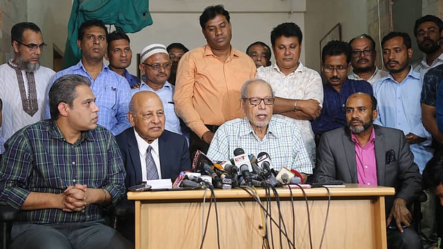 রাজধানীর বারিধারায় নিজ বাড়িতে সংবাদ সম্মেলন করেন এ কিউ এম বদরুদ্দোজা চৌধুরী। ঢাকা, ১৩ অক্টোবর। ছবি: সংগৃহীত