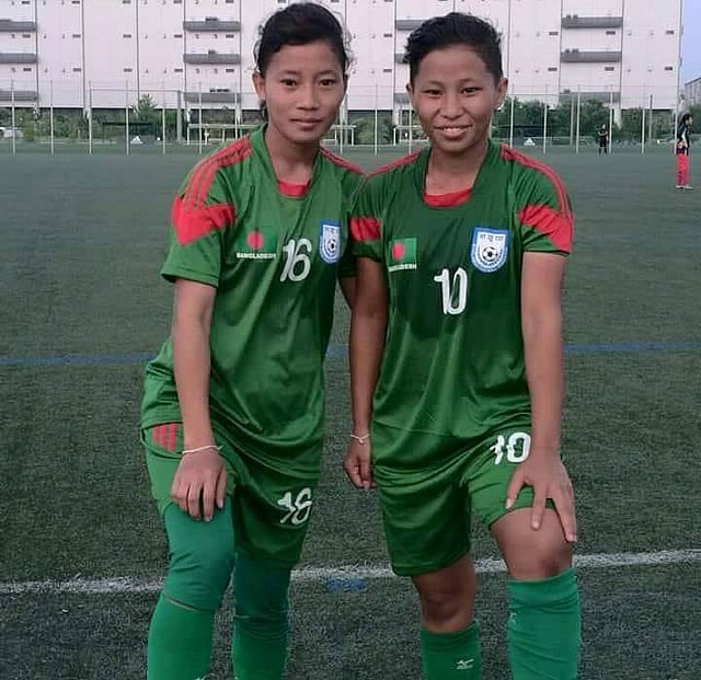 মাঠে দুই বোন। ছবি: সংগৃহীত