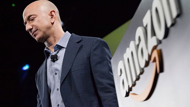 শেয়ারবাজার ধসে সবচেয়ে বেশি ক্ষতি হয়েছে অ্যামাজনের প্রধান নির্বাহী কর্মকর্তা (সিইও) জেফ বেজোসের। সম্পদ কমলেও বিশ্বের শীর্ষ ধনী হিসেবে বোজোসের অবস্থানের কোনো পরিবর্তন ঘটেনি। ছবি: এএফপি