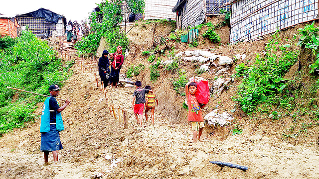 ঘূর্ণিঝড় তিতলির প্রভাবে মঙ্গলবার থেকে টানা বৃষ্টি হচ্ছে। গতকালও ভারী বর্ষণ অব্যাহত ছিল। বৃষ্টিতে কক্সবাজারের রোহিঙ্গা শিবিরের ভেতরে চলাচলের রাস্তায় কাদার সৃষ্টি হয়। ফলে পথ চলতে পোহাতে হচ্ছে দুর্ভোগ। বেলা তিনটায় টেকনাফের জাদিমোরা শালবন রোহিঙ্গা শিবিরে। ছবি: গিয়াস উদ্দিন