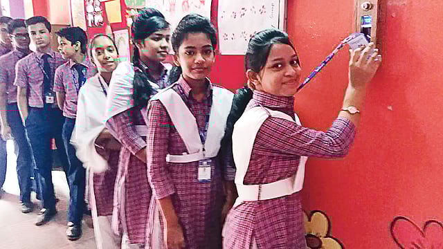 স্কুলে স্বয়ংক্রিয় উপস্থিতি যন্ত্র ব্যবহারে কমবে ঝামেলা। ছবি: সংগৃহীত