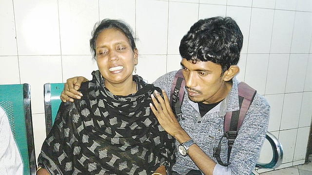 মেয়ের মৃত্যুতে কান্নায় ভেঙে পড়েন মুসলিমার মা মর্জিনা বেগম। ঢাকা মেডিকেল কলেজ, ১৩ অক্টোবর। ছবি: প্রথম আলো
