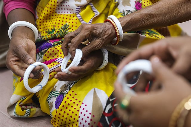 আর সব সময় ব্যবহারের জন্য মকরমুখ কিংবা ময়ূরমুখ শাঁখার চল বেশি।