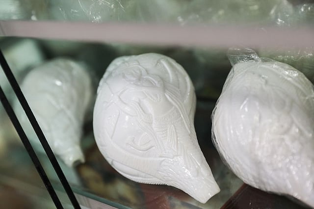 নকশা করা আস্ত শঙ্খও পূজার কাজে ব্যবহার হয়। দাম পড়ে ৫০০ থেকে ৫ হাজার টাকা পর্যন্ত।