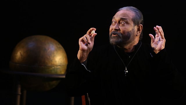 গ্যালিলিও নাটকে আলী যাকের। ছবি: প্রথম আলো