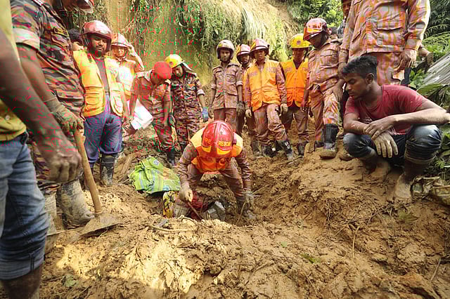 পাহাড়ধসের পর নিহত ব্যক্তিদের উদ্ধারে কাজ করছে ফায়ার সার্ভিস। ছবি: সৌরভ দাশ