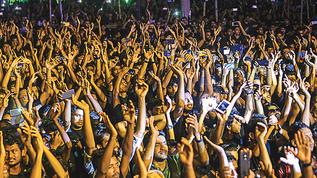 কনসার্টে শিক্ষার্থীদের উচ্ছাস