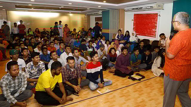 বিজ্ঞানচিন্তার প্রতিষ্ঠাবার্ষিকী অনুষ্ঠানে পাঠক, লেখক ও অতিথিরা। কারওয়ান বাজার, ঢাকা, ১৫ অক্টোবর। ছবি: প্রথম আলো