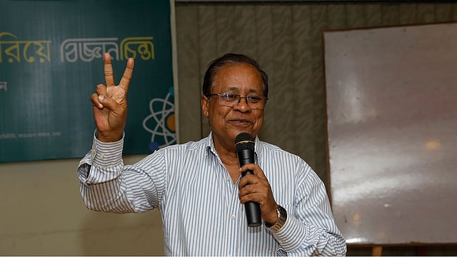 দ্বিতীয় প্রতিষ্ঠাবার্ষিকী অনুষ্ঠানে বক্তব্য দেন বিজ্ঞানচিন্তার সম্পাদক আব্দুল কাইয়ুম। কারওয়ান বাজার, ঢাকা, ১৫ অক্টোবর। ছবি: প্রথম আলো