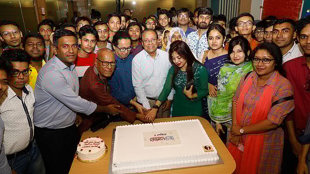 প্রথম আলোর সেমিনার কক্ষে বিজ্ঞানচিন্তার দুই বছর পূর্তি উপলক্ষে এক বিশেষ আয়োজনে কেক কাটছেন ম্যাগাজিনটির সম্পাদক আব্দুল কাইয়ুম। উপস্থিত ছিলেন কিশোর আলোর সম্পাদক কথাসাহিত্যিক আনিসুল হক, বিজ্ঞানচিন্তার উপদেষ্টা আরশাদ মোমেন, মুনির হাসান, বিজ্ঞানবক্তা আসিফ, বন্ধুসভার সভাপতি সাইদুজ্জামান রওশন, বিজ্ঞানচিন্তার বিপণন ব্যবস্থাপক এ বি এম জাকারিয়া প্রমুখ। কারওয়ান বাজার, ঢাকা, ১৫ অক্টোবর। ছবি: প্রথম আলো