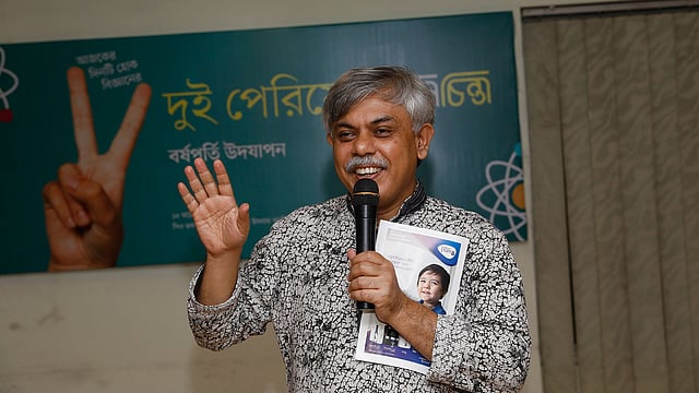 বিজ্ঞানচিন্তাকে শুভেচ্ছা জানাতে এসেছিলেন প্রথম আলোর সহযোগী সম্পাদক ও মাসিক কিশোর আলোর সম্পাদক কথাসাহিত্যিক আনিসুল হক। কারওয়ান বাজার, ঢাকা, ১৫ অক্টোবর। ছবি: প্রথম আলো