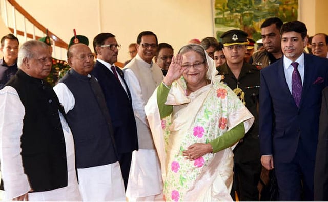 সৌদি বাদশাহ এবং দুটি পবিত্র মসজিদের খাদেম সালমান বিন আবদুল আজিজ আল সৌদের আমন্ত্রণে মঙ্গলবার বিকেলে চার দিনের সফরে রিয়াদের উদ্দেশে ঢাকা ছেড়ে যান প্রধানমন্ত্রী শেখ হাসিনা। ছবি: বাসস