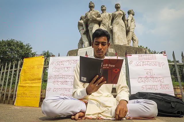 আখতার বলেন, ‘ফাঁস হওয়া প্রশ্নে পরীক্ষা নিয়ে ভর্তিপ্রক্রিয়া কোনোভাবে মেনে নেওয়া যায় না। আমি চাই “ঘ” ইউনিটের পরীক্ষা পুনরায় নেওয়া হোক। আমার এই মূল দাবি মেনে নেওয়ার আগ পর্যন্ত আমি আমার আমরণ অনশন চালিয়ে যাব।’