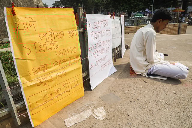 তাঁর অন্যান্য দাবিগুলো হলো, ‘আমি প্রশ্নপত্রের নিরাপত্তা চাই। পরীক্ষা শুরু হওয়ার ১ মিনিট আগেও প্রশ্নপত্র পাওয়া গেলে সেটাও প্রশ্ন ফাঁস।’