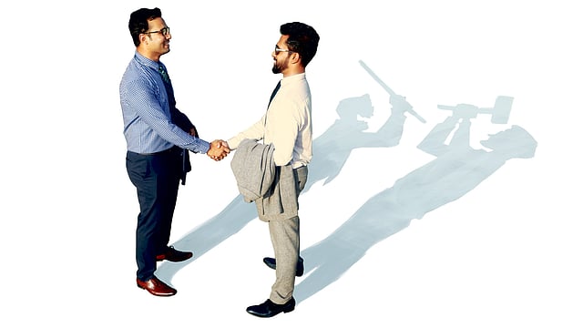 সামনাসামনি বন্ধু কিন্তু মনের ভেতরে প্রতিশোধস্পৃহা। এই স্পৃহা জীবনকে দুর্বিষহ করে তোলে। মডেল: জিম ও ইয়েন, ছবি: সুমন ইউসুফ