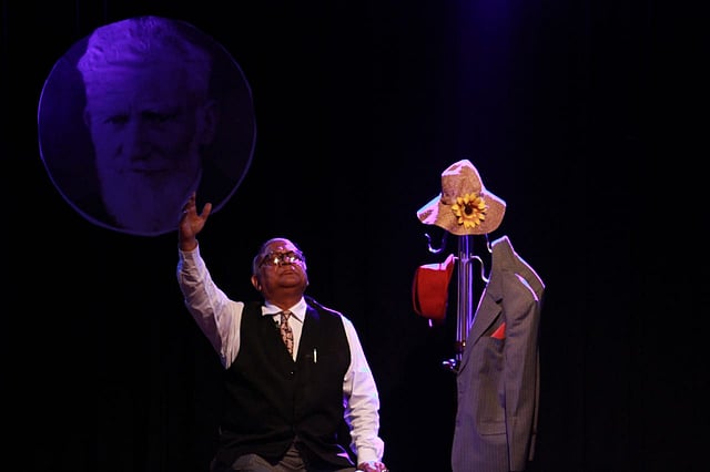 ডিয়ার লায়ার নাটকের একটি দৃশ্যে আতাউর রহমান