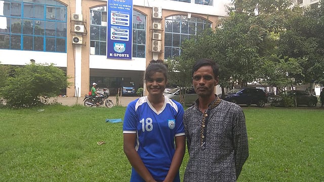 গতকাল বাংলাদেশ ফুটবল ফেডারেশনের সামনে আঁখি খাতুন ও তাঁর বাবা। ছবিঃ প্রথম আলো