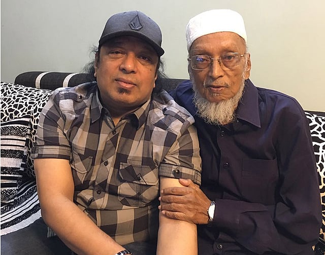 ফিরিঙ্গিবাজারের বাড়িতে বাবা মোহাম্মদ ইছহাকের সঙ্গে আইয়ুব বাচ্চু। ছবি: সংগৃহীত
