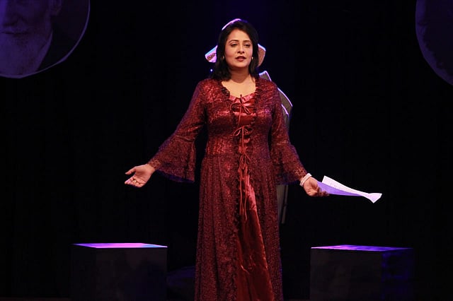 ডিয়ার লায়ার নাটকের একটি দৃশ্যে অপি করিম