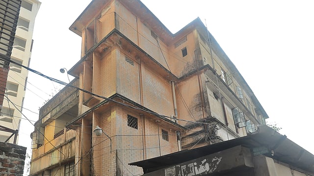 চট্টগ্রামের ফিরিঙ্গিবাজার এলাকার এই বাড়িতে জন্মেছিলেন আইয়ুব বাচ্চু। এই বাড়িতেই তাঁর বেড়ে ওঠা। ছবি: সৌরভ দাশ