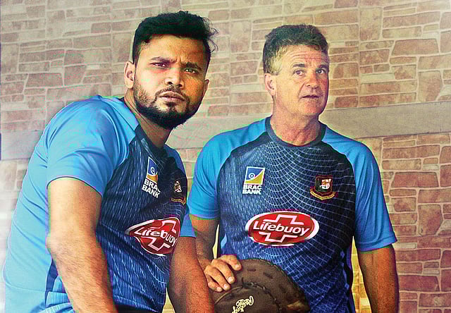 সিরিজ শুরুর আগে অধিনায়ক মাশরাফি বিন মুর্তজা ও কোচ স্টিভ রোডসের এই ছবি দেখে অনুমান করা কঠিন, দুই দলের সাম্প্রতিক ইতিহাস বাংলাদেশের পক্ষে কতটা একতরফা। ছবি: শামসুল হক