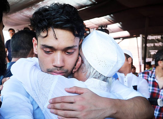 জানাজার আগে আইয়ুব বাচ্চুর ছেলে ও বাবা। ছবি: জুয়েল শীল