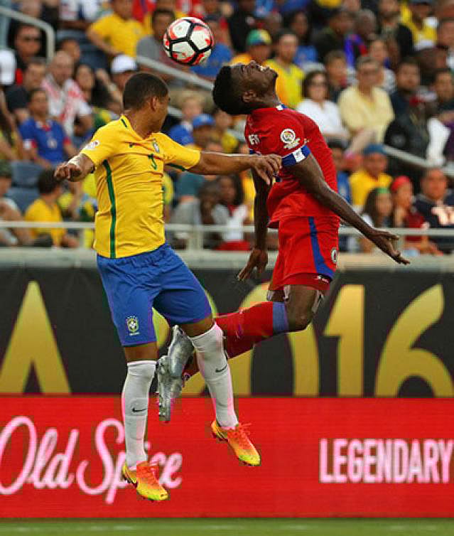 ব্রাজিলের কাসেমিরোর বিপক্ষে বল দখলের লড়াইয়ে কেভিন বেলফোর্ট। সংগৃহীত ছবি