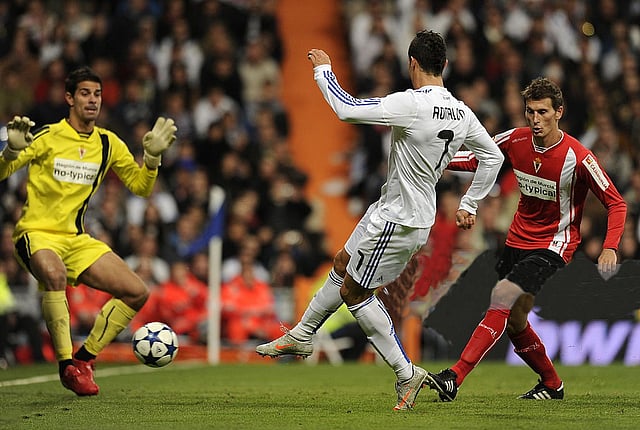 ক্রিস্টিয়ানো রোনালদোকে থামানোর চেষ্টা করছেন বসুন্ধরায় নাম লেখানো জর্জ গোটর। সংগৃহীত ছবি