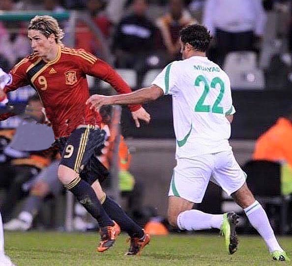 কনফেডারেশন কাপে স্পেনের স্ট্রাইকার ফার্নান্দো তোরেসের বিপক্ষে মুয়াইদ খালিদ। সংগৃহীত ছবি
