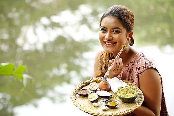 রূপচর্চায় ফিরে এসেছে ভেষজ উপাদান। মডেল: নাজিফা তুশি, কৃতজ্ঞতা: হারমনি স্পা, পোশাক: অরণ্য, ছবি: সুমন ইউসুফ
