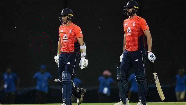 বৃষ্টি হানা দেওয়ায় মাঠ ছাড়ছেন টম কারেন ও লিয়াম প্লাঙ্কেট। হার এড়াতে পারেনি ইংল্যান্ড ছবি: এএফপি