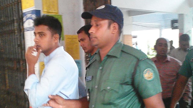 জালিয়াতির দায়ে মুনসুরকে কারাগারে নেওয়া হচ্ছে। ছবি: প্রথম আলো