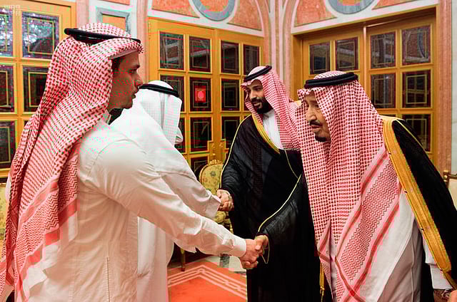 খাসোগির ছেলে সালাহ ও ভাই সাহেলের সঙ্গে সাক্ষাৎ করেন সৌদি বাদশাহ সালমান ও যুবরাজ মোহাম্মদ বিন সালমান। ইমামা প্রাসাদ, রিয়াদ। ছবি: সংগৃহীত