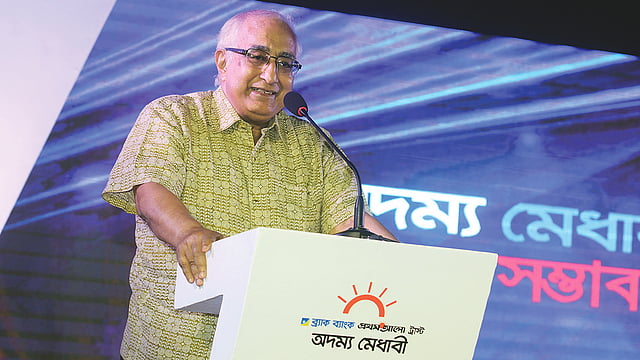 সংবর্ধনা অনুষ্ঠানে বক্তব্য দেন জাতীয় অধ্যাপক জামিলুর রেজা চৌধুরী। ছবি: প্রথম আলো