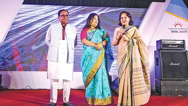 অনুষ্ঠানে বক্তৃতা করেন প্রথম আলো ট্রাস্টের ট্রাস্টি (বাঁ থেকে) কুতুবউদ্দিন আহমেদ, রূপালী চৌধুরী ও জাহেদা ইস্পাহানী। ছবি: প্রথম আলো