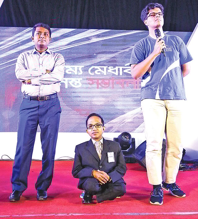 রহমত আলী শাকিল, আহমেদ জাওয়াদ চৌধুরী ও কামরুল আলম মোর্তুজা তাঁদের বাধা পেরোনোর গল্প শোনান। ছবি: প্রথম আলো