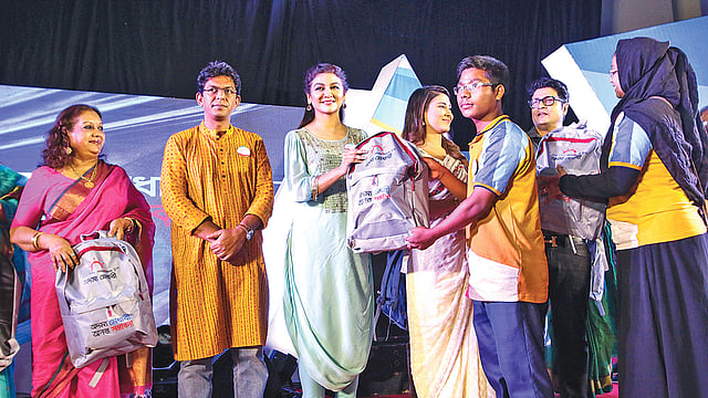 ব্র্যাক ব্যাংক–প্রথম আলো ট্রাস্ট আয়োজিত অদম্য মেধাবী সংবর্ধনা অনুষ্ঠানে শিক্ষার্থীদের হাতে উপহার তুলে দিচ্ছেন (বাঁ থেকে) সারাহ বেগম কবরী, চঞ্চল চৌধুরী, জয়া আহসান, মেহজাবীন চৌধুরী ও ফেরদৌস আহমেদ। গতকাল রাজধানীর খামারবাড়িতে কৃষিবিদ ইনস্টিটিউশন মিলনায়তনে। ছবি: সাইফুল ইসলাম