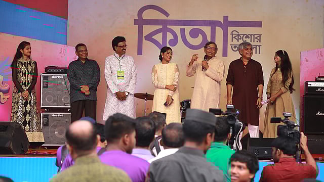 কিআনন্দ উৎসবের মঞ্চে অতিথিরা। ছবি: জাহিদুল করিম