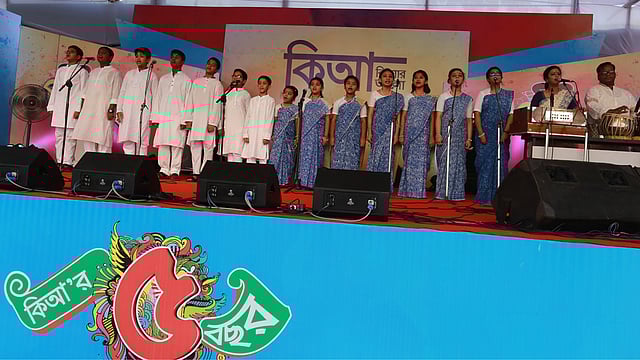 কিআনন্দ উৎসবে সংগীত পরিবেশন। ছবি: জাহিদুল করিম