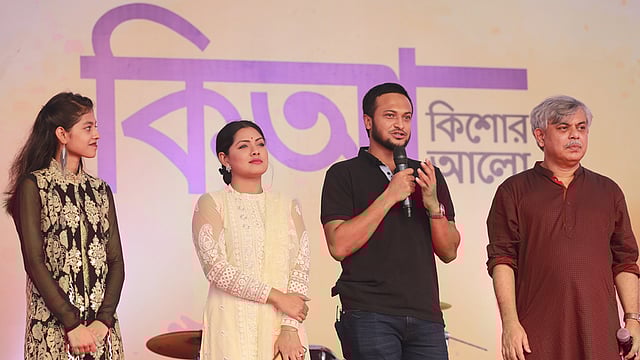 মঞ্চে তারকা ক্রিকেটার সাকিব আল হাসান। ছবি: জাহিদুল করিম