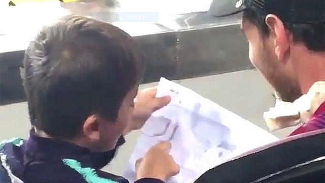 নিজের আঁকা ছবি বাবাকে দেখাচ্ছে থিয়াগো মেসি