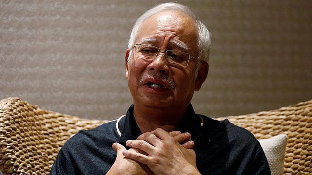 নাজিব রাজাক। মাহাথির মোহাম্মদ ক্ষমতায় আসার পর পরই কোপ পড়েছে সাবেক প্রধানমন্ত্রী নাজিব রাজাকের ওপর। দুর্নীতি ও নানা অনিয়মের অভিযোগে তিনি এখন কারাগারে। ছবি: রয়টার্স