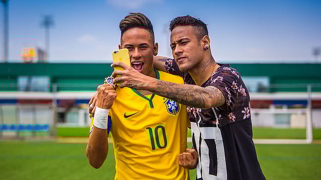 সামাজিক যোগাযোগ মাধ্যমে জনপ্রিয় হতে পারাটাও অনেক ফুটবলারের মূল লক্ষ্য হয়ে দাঁড়িয়েছে। প্রতীকী ছবি