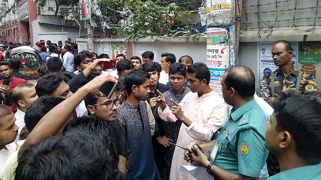 কোটা সংস্কার আন্দোলনকারীরা পুনর্মিলনী অনুষ্ঠানে এসে বাধার মুখে পড়েন। সেগুনবাগিচা, ঢাকা