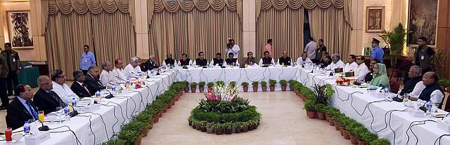 গণভবনে প্রধানমন্ত্রী শেখ হাসিনার নেতৃত্বে ১৪ দলীয় জোট নেতাদের সঙ্গে সংলাপে অংশ নেন ড. কামাল হোসেনের নেতৃত্বে জাতীয় ঐক্যফ্রন্টের নেতারা। ছবি: পিআইডি