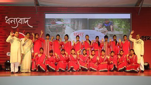 কলসিন্দুর স্কুল ফুটবল দলকে প্রথম আলোর সংবর্ধনা