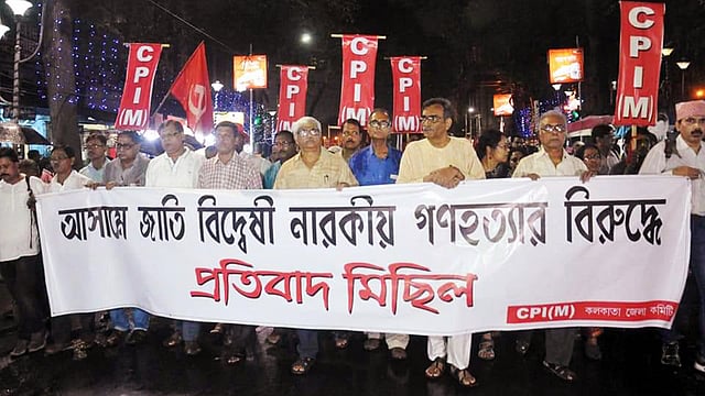 আসামের তিনসুকিয়ায় ৫ বাঙালি হত্যার প্রতিবাদে কলকাতায় সিপিএমের মিছিল। ছবি: ভাস্কর মুখার্জি
