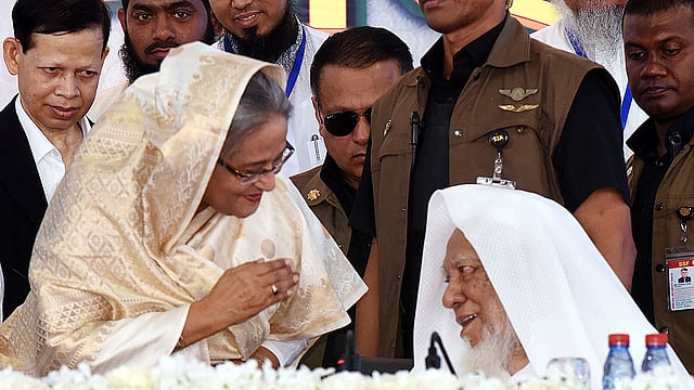 রাজধানীর সোহরাওয়ার্দী উদ্যানে শুকরানা মাহফিলে প্রধানমন্ত্রী শেখ হাসিনা ও হেফাজতে ইসলামের আমির আল্লামা শাহ আহমদ শফী। ছবি: বাসস